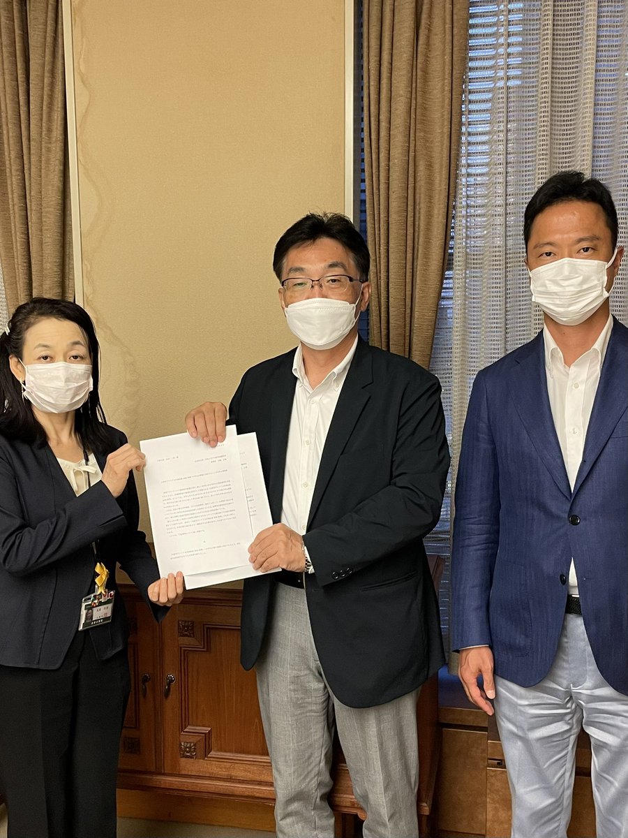 fukuda_asahiku's tweet photo. 本日、松井一郎大阪市長宛に要望書を2件提出させていただきました。
1つ目は、大阪市プレミアム付商品券の申し込みが予定口数を超過したことに対する対応を求める要望書。
2つ目は、大阪メトロがバリアフリー化推進のために行う運賃引き上げを敬老優待乗車証の利用者まで負担を求めない要望書。 https://t.co/fsL1W55WKi