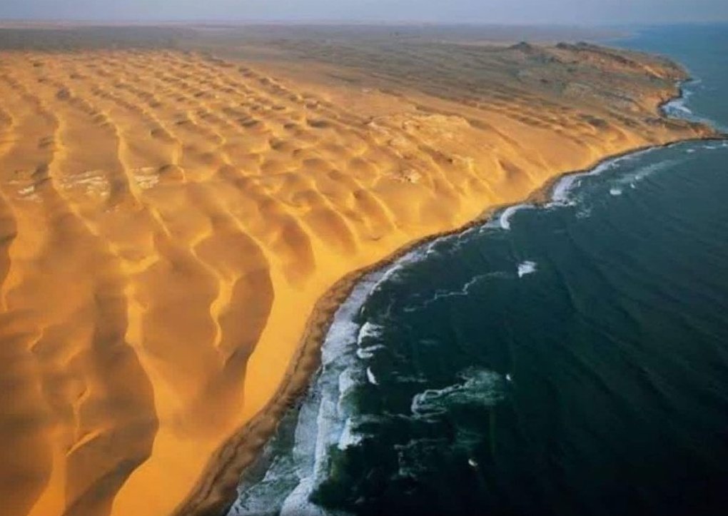 Africax5's tweet photo. This is Namib desert in Namibia where the desert meets the sea. https://t.co/gbW3GeMpaq