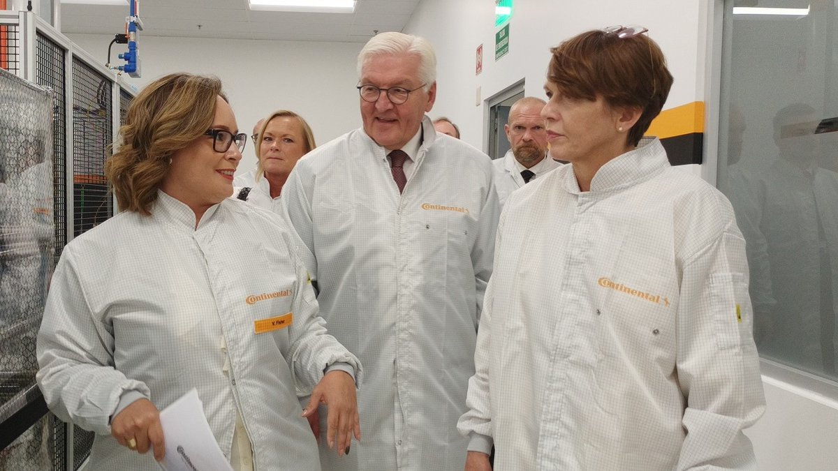 Conti_Press's tweet photo. High-ranking visitor at the #Continental plant in Periferico in Guadalajara: As part of his recent state visit to #Mexico, #GermanPresident Frank-Walter Steinmeier visited the plant of the German technology company. Including a guided tour through the #research &amp; #development. https://t.co/etRFlIRUuo