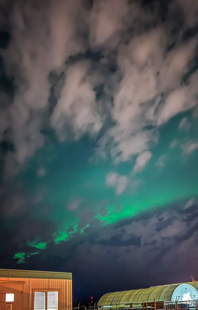 kmoorephotos's tweet photo. An iPhone photo of the Aurora outside my office trailer tonight! #yeg #fortsaskatchewan #aurora #iphonephotography #workingnightshift https://t.co/58d6iEuRNJ