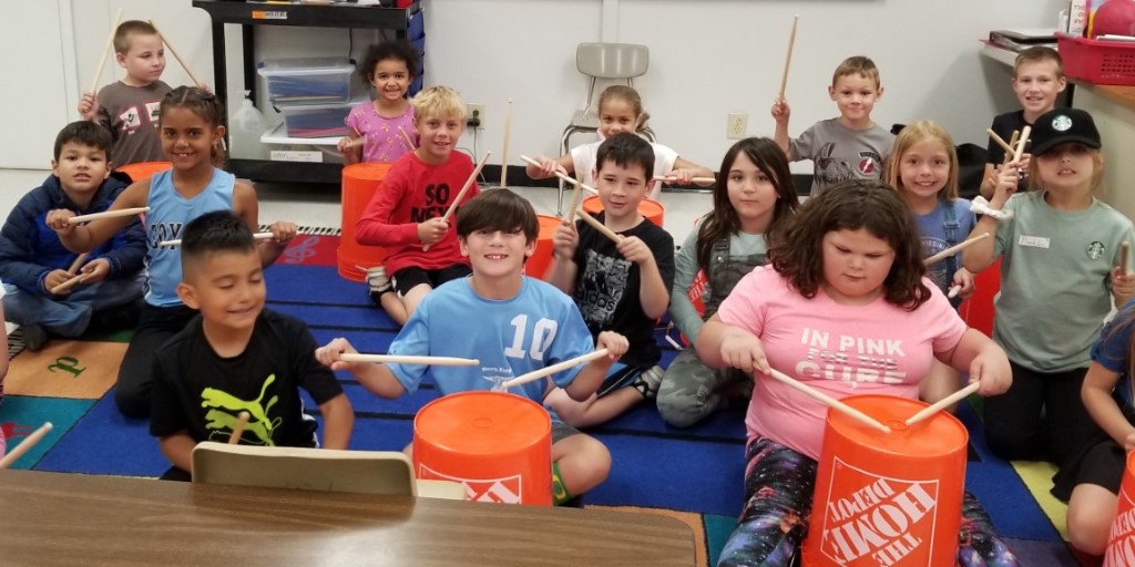 BerkCoSchoolsWV's tweet photo. 🎵 🥁 Students at Bunker Hill Elementary will now be able to further develop their skills in the fine arts thanks to #FriendsofMusic! The local nonprofit organization donated a classroom set of drumming supplies! 🎵🥁

👏👏 Thank you for your generous donation! 👏👏 #BCSProud https://t.co/Bsu16JNHIg