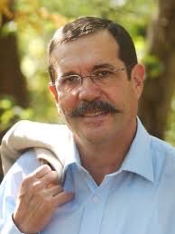 Alain Aspect prix Nobel de physique 2022 ! C’est la joie du jour. Sa démonstration de la non-séparabilité quantique à la fin des années 1970 a marqué toute une génération et ouvert la voie à ce qu’on appelle la seconde révolution quantique. Gloire et champagne !