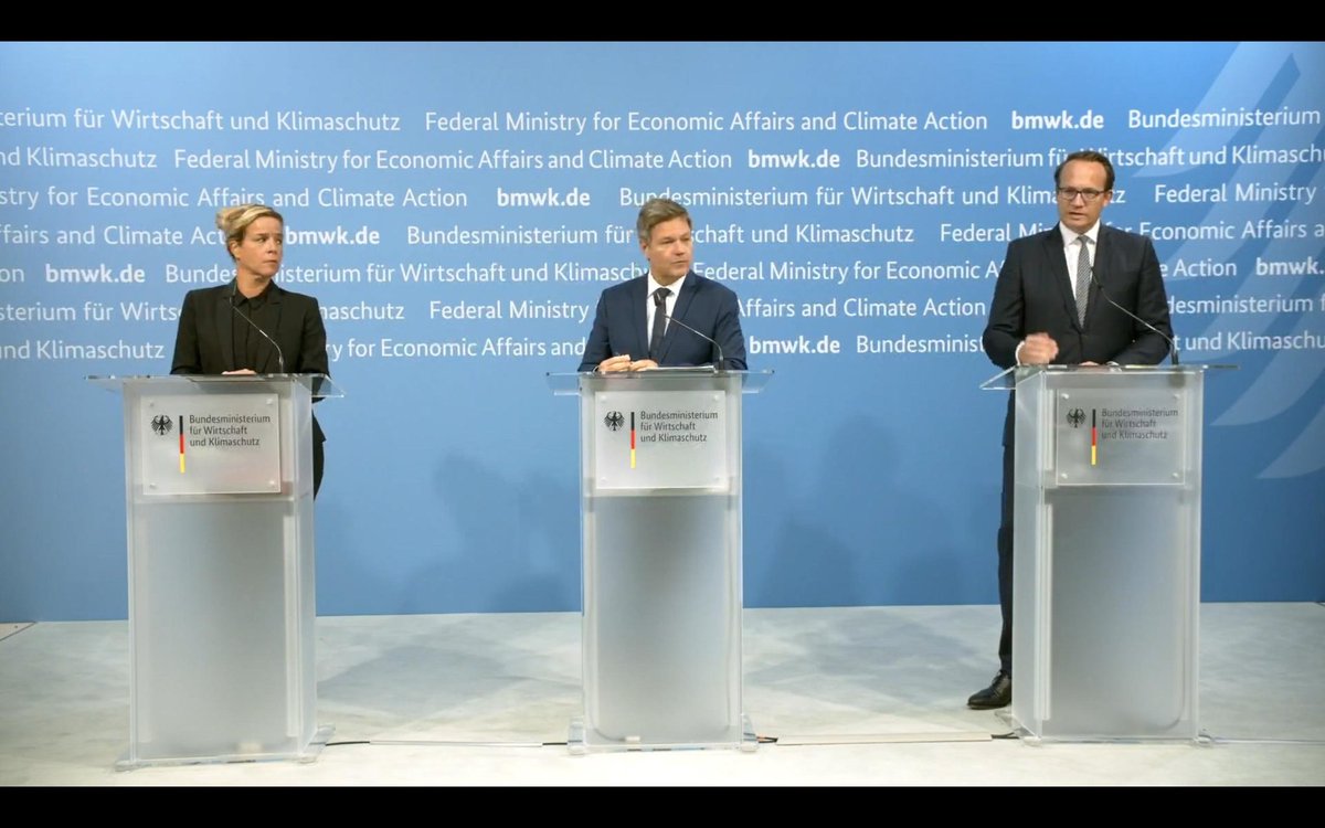 Ende__Gelaende's tweet photo. Habeck&Neubauer sitzen mit Krebber #NoRWE in einer Pressekonferenz.
Wer bestimmt die Zukunft unseres Planeten?Politiker*innen werden gewählt um Menschen zu vertreten,nicht Konzerne!
Wer sich auf Politik verlässt,ist verlassen.Kohleausstieg selber in die Hand nehmen.#LütziBleibt https://t.co/IxczqfiZ0W