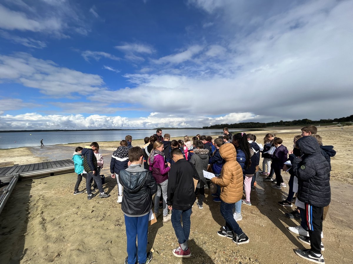 Les élèves de 6ème sont allés à la découverte des paysages locaux : géologie locale, phénomènes naturels et risques pour les populations, objets techniques (lac réservoir, canaux d'amenée et de restitution, vannes, digues...) et leurs fonctions d'usage.