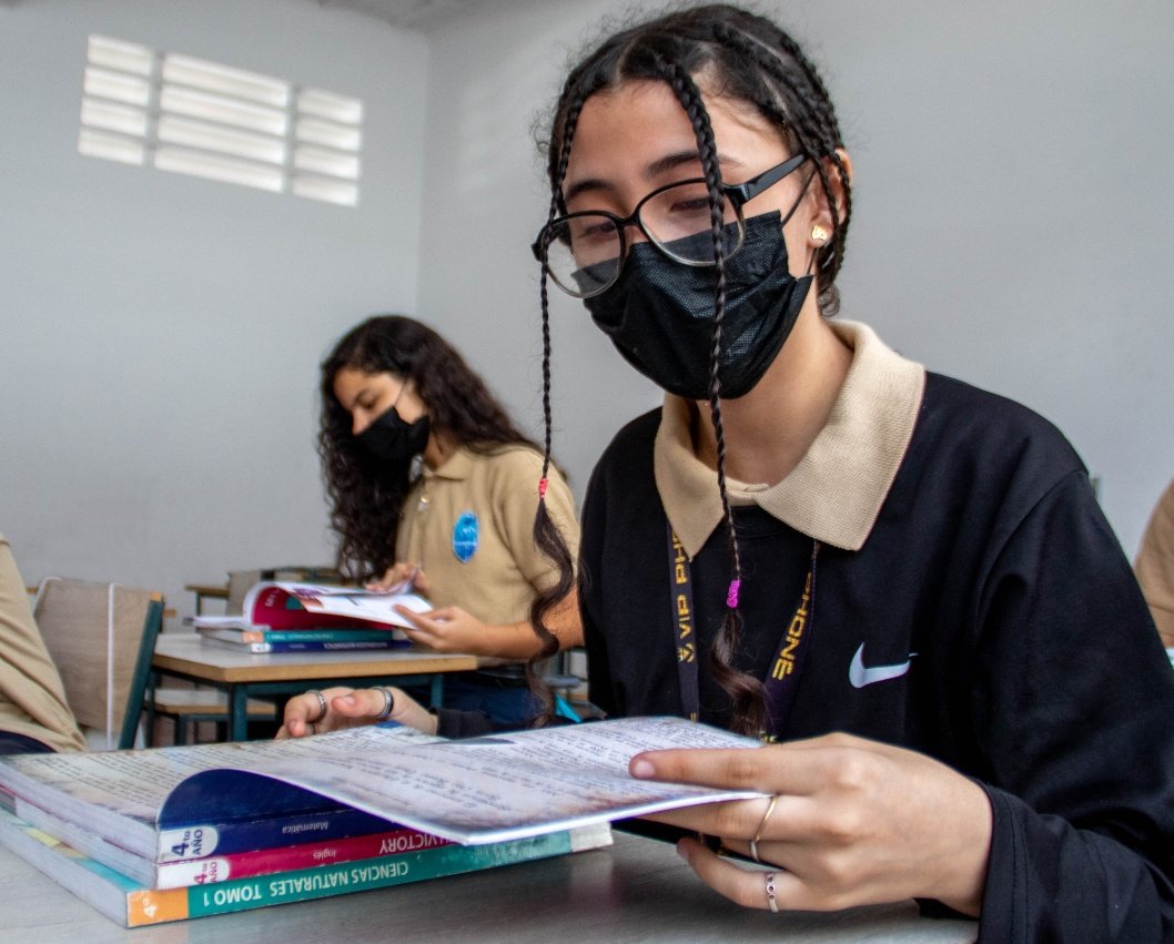 Con esos #RostrosDeMiPueblo En todas las escuelas 🏫 de nuestra amada 🇻🇪, sus aulas volvieron iluminarse, colmadas de risas, gritos por la alegría y emoción del el regreso de nuestra muchachada a clases, en busca de nuevas aprendizaje.@_LaAvanzadora @MPPEDUCACION @DGRPA1