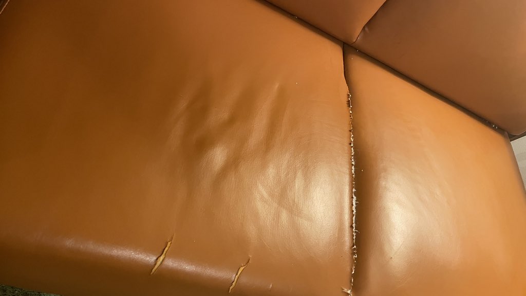 こちら部屋にある二人掛けのソファなんですが、手放そうと思ってるのですがどなたか欲しい方いらっしゃいます？破れなどありますが、つくり自体はもちろんしっかりしています。送料だけご負担いただければお送りします。希望の方いらっしゃったらDMください📩