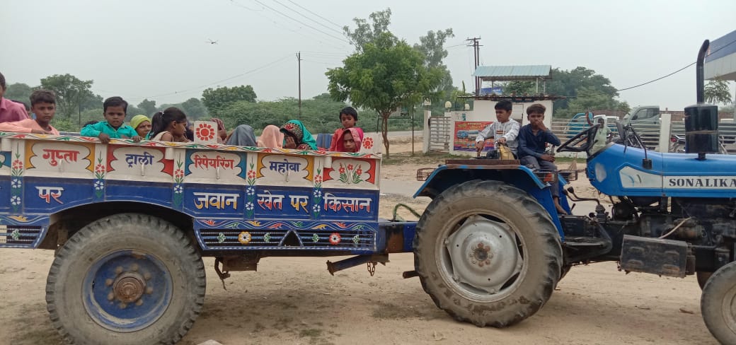 mahobapolice's tweet photo. पुलिस अधीक्षक महोबा के निर्देशन में शासन की मंशानुरूप जनपद में माल वाहक वाहनों (ट्रैक्टर, लोडर आदि) पर सवारियों के आवागमन में प्रयोग करने वालों के विरुद्ध सघन चेकिंग अभियान चलाया जा रहा है, उल्लंघन करने वाले वाहनों पर यातायात नियमों के तहत कार्यवाही की जा रही है।

@Uppolice https://t.co/z9DMUtsx7s