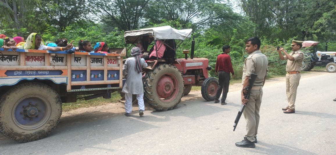 mahobapolice's tweet photo. पुलिस अधीक्षक महोबा के निर्देशन में शासन की मंशानुरूप जनपद में माल वाहक वाहनों (ट्रैक्टर, लोडर आदि) पर सवारियों के आवागमन में प्रयोग करने वालों के विरुद्ध सघन चेकिंग अभियान चलाया जा रहा है, उल्लंघन करने वाले वाहनों पर यातायात नियमों के तहत कार्यवाही की जा रही है।

@Uppolice https://t.co/z9DMUtsx7s