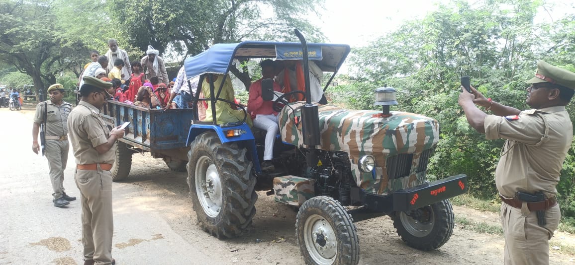 mahobapolice's tweet photo. पुलिस अधीक्षक महोबा के निर्देशन में शासन की मंशानुरूप जनपद में माल वाहक वाहनों (ट्रैक्टर, लोडर आदि) पर सवारियों के आवागमन में प्रयोग करने वालों के विरुद्ध सघन चेकिंग अभियान चलाया जा रहा है, उल्लंघन करने वाले वाहनों पर यातायात नियमों के तहत कार्यवाही की जा रही है।

@Uppolice https://t.co/z9DMUtsx7s