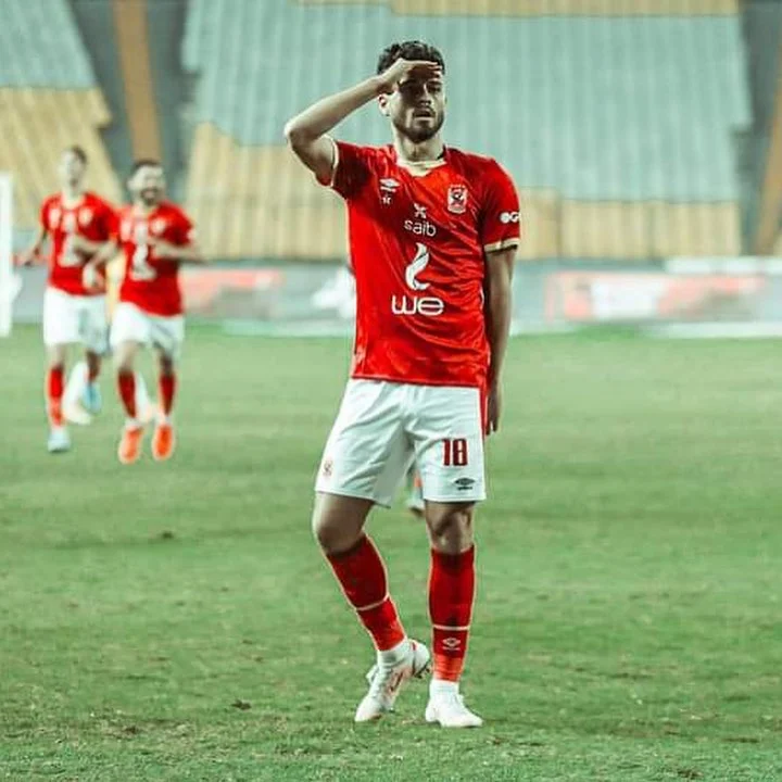 بيراميدز مصمم علي خسارة جماهير الاهلي وعلى غضبها، مازال يحرض صلاح محسن علي العصيان علي إدارة الاهلي ورفضه الخروج اعارة او البيع نهائي لأي نادي!

بسيطة، خد صلاح محسن وهات اسامة جلال وادفع الفرق ونظل حبايب، أو هات ابراهيم عادل وخد صلاح محسن نهائي ولاعب اعارة.