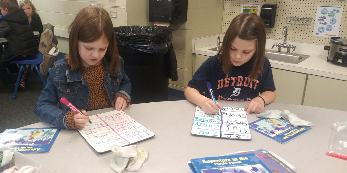 MayerFirstGrade's tweet photo. Practicing vowel patterns and endings 😊💯 #GSDPride #ParsonsSpark #PeaceLoveParsons https://t.co/hOsvkxq5Z0
