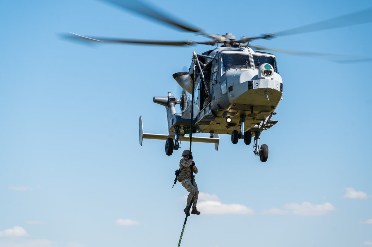 661 Sqn recently worked with soldiers from the Royal Marines to practice their fast roping skills. The Wildcat can provide fast roping capability up to 60 feet. @ArmyAirCorps @aacrecruiting @1st_AviationBCT @RoyalMarines #AviationRecce #IAmCombatAviation