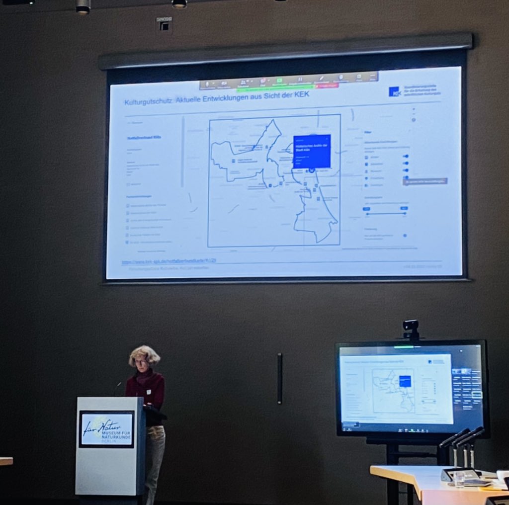 Weiter geht es bei #FALKE. Frau Dr. <a href="/ursula_hartwieg/">Ursula Hartwieg</a> berichtet über aktuelle Entwicklungen aus Sicht der Koordinierungsstelle für Erhalt des schriftlichen Kulturguts <a href="/originalerhalt/">KEK</a>.

kek-spk.de/start