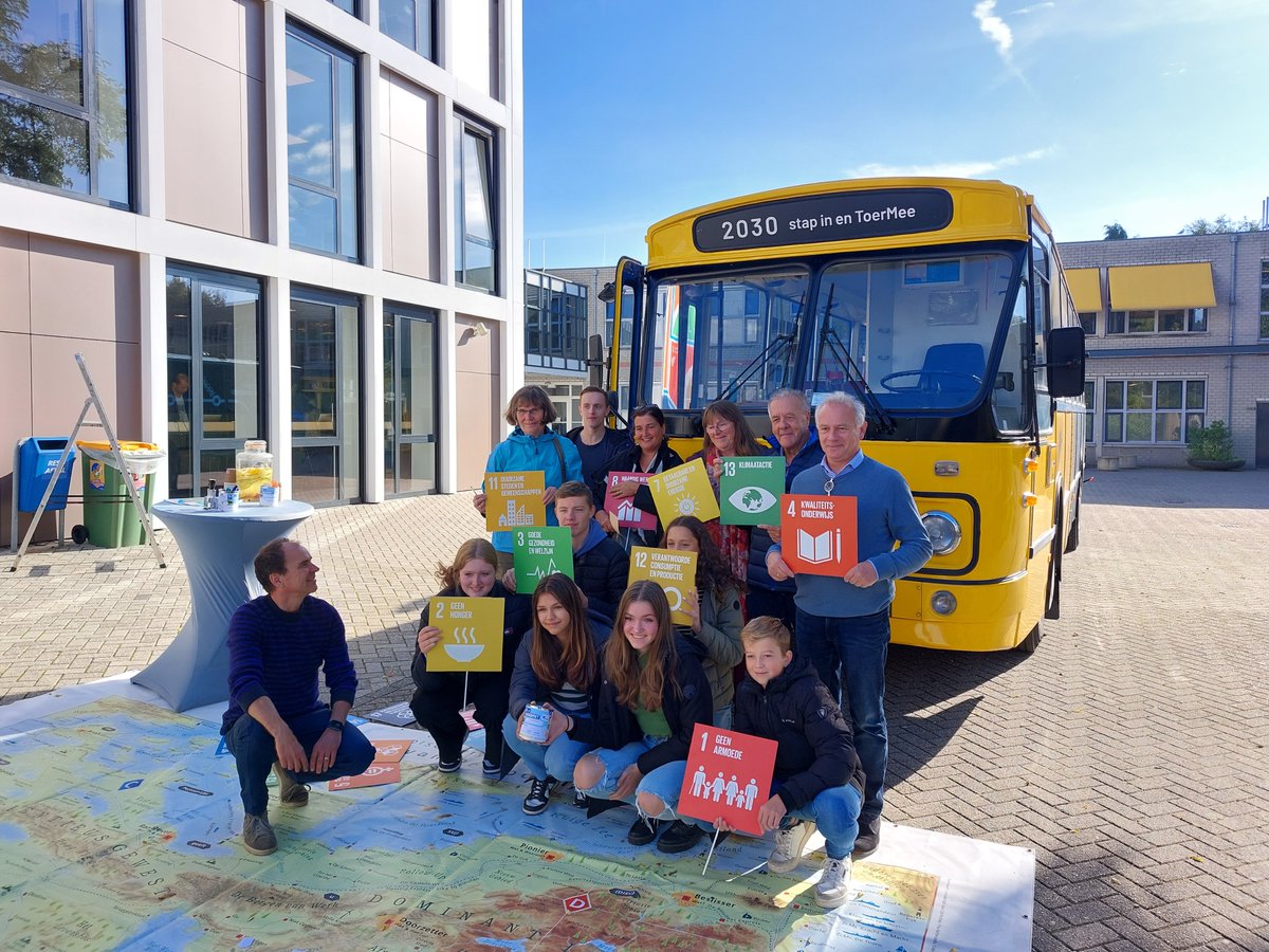 Vanmorgen namens de <a href="/gemVeenendaal/">gemeente Veenendaal</a> aanwezig bij het Christelijk Lyceum Veenendaal, ivm de Weken van Duurzaam Veenendaal. Leerlingen (havo-4) actief bezig met project over Sustainable Development Goals (SDG's). Praten in de speciale bus over dit item.