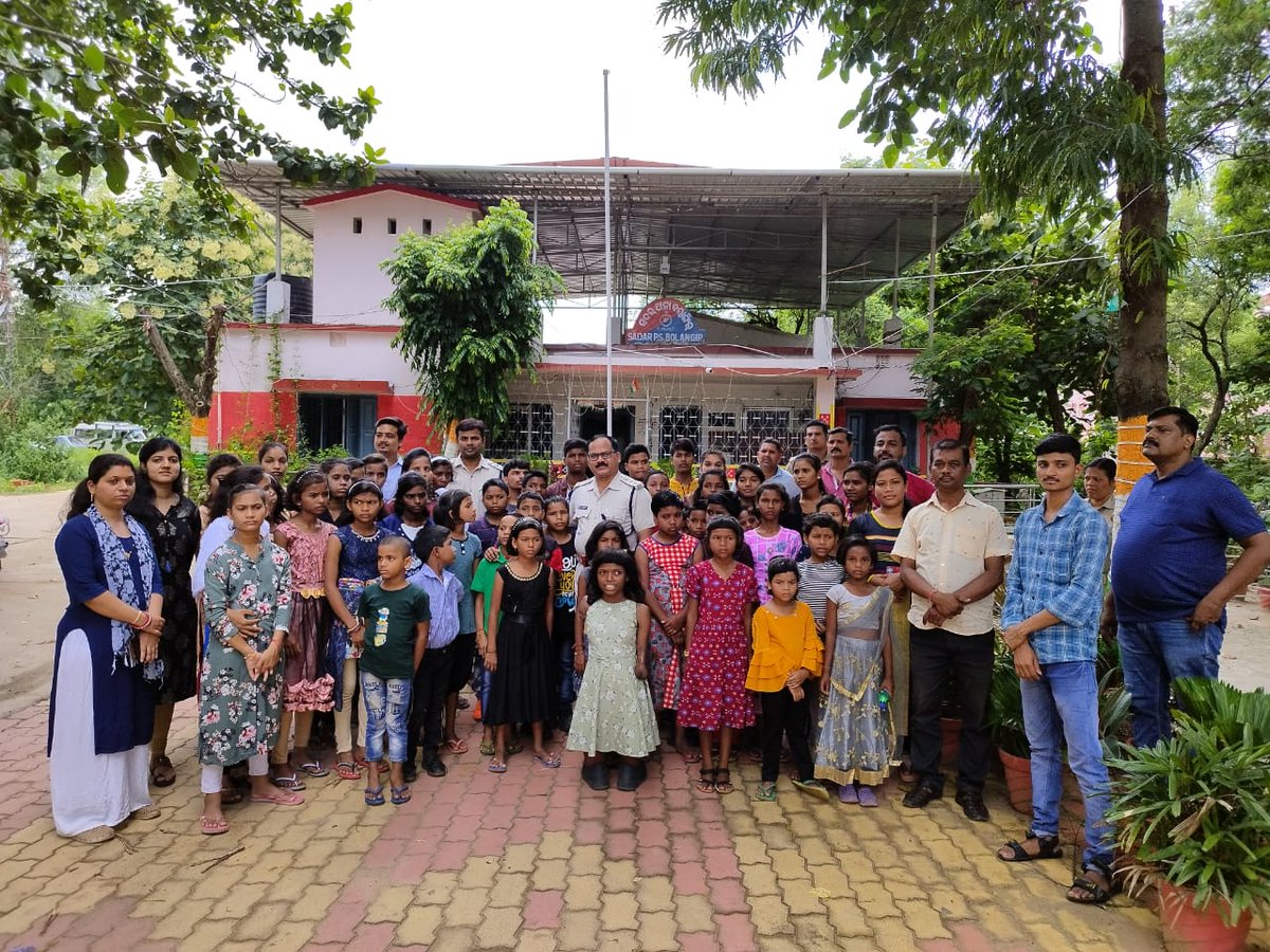 DCPUBalangir's tweet photo. #OSCPS_75thInd_Odisha
Inmates of CCIs of Balangir District visited to Post office, Bank and Police station. https://t.co/TkAmpW5Lh9