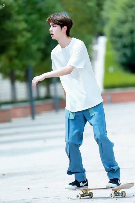 luxurynin's tweet photo. di ajarin main skateboard sama ayang tapi enakan duduk aja deh 😂 https://t.co/YRKRLH3EHd