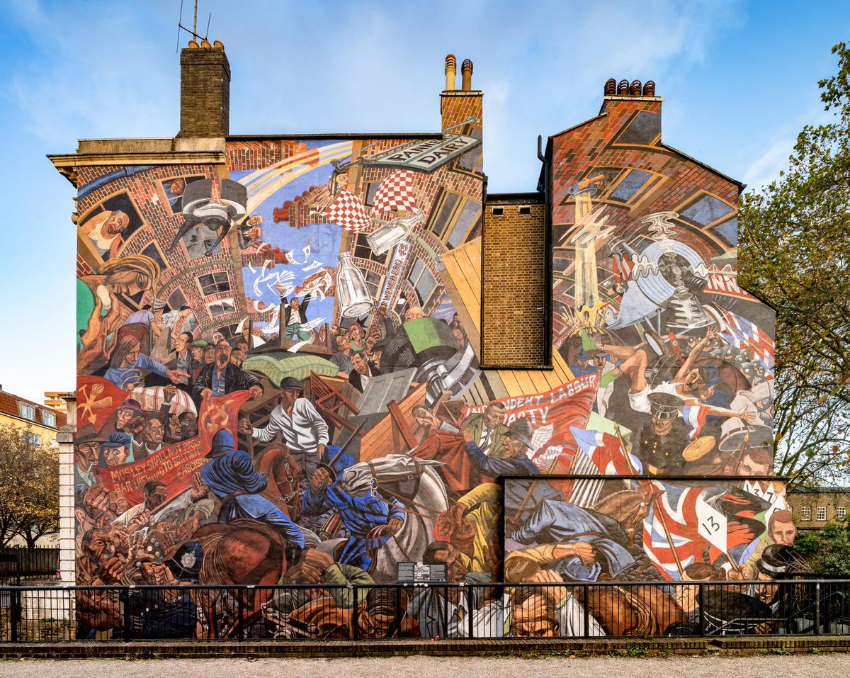 The Battle of Cable Street took place #OnThisDay in 1936. Thousands of east Londoners united and took to the streets to block a fascist march. A mural commemorates the event on St George's Town Hall in Tower Hamlets. Read more ➡️ bit.ly/3jfYvuZ