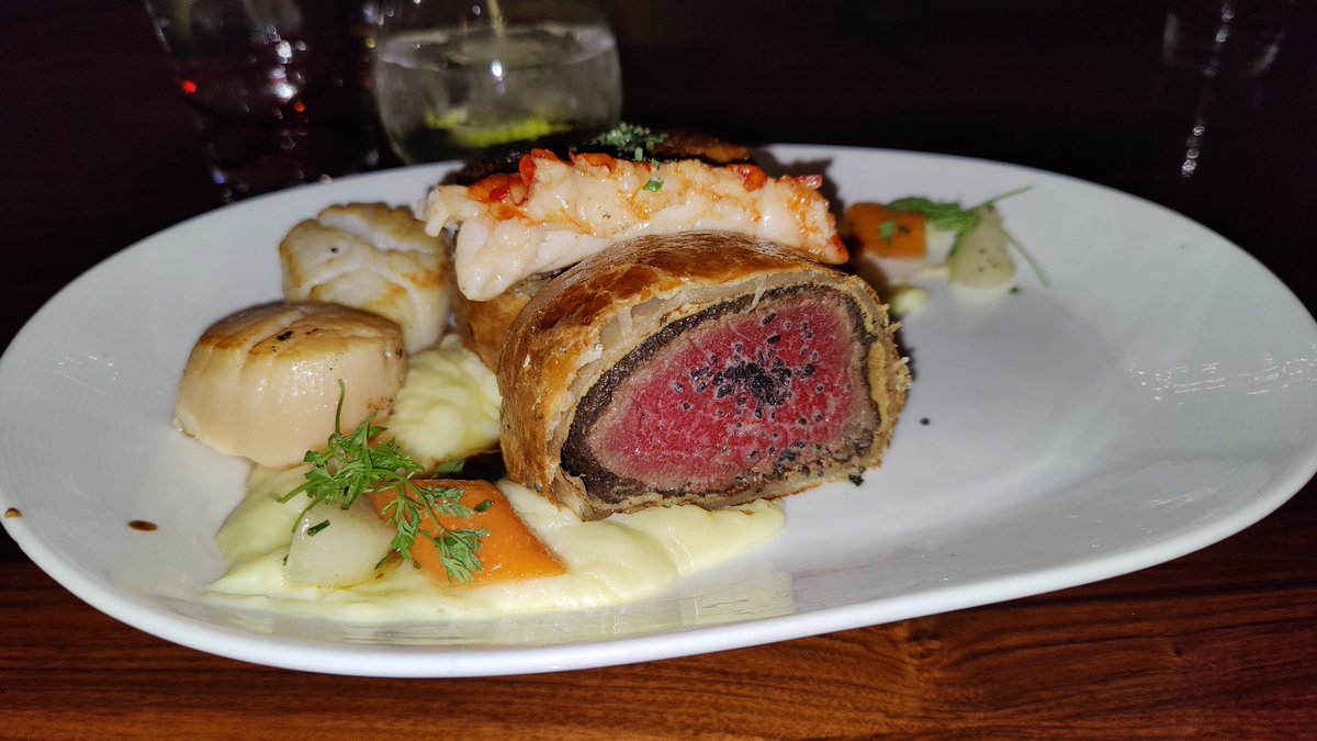 Land and sea Beef Wellington at Gordon Ramsay Steak in Las Vegas. Came with 2 scallops, a lobster tail, and was topped with foi gras. Absolutely fantastic! https://t.co/30mIHvAZtw