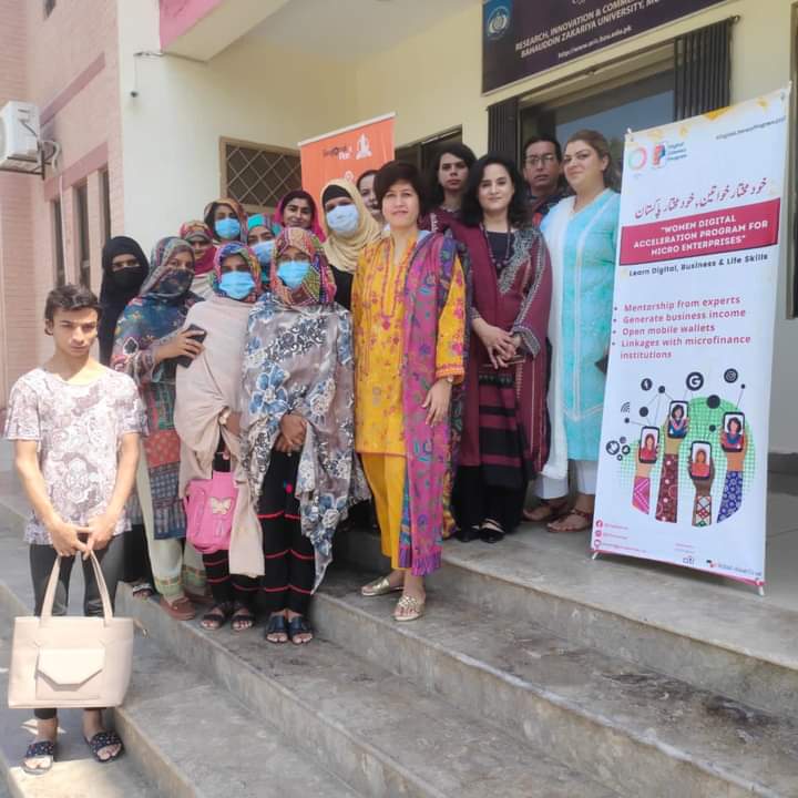 CIRCLEwomen_'s tweet photo. CIRCLE and @britishasiantst conducted a Focus Group Discussion on CIRCLE's key initiative Digital Acceleration Program.
The session was conducted with Ms. Ellie Jones, Head of Programme Fundraising, BAT, Ms. Kamyla Marvi, Director Pakistan at BAT.
#microentreprenuership https://t.co/6HfguV9xix