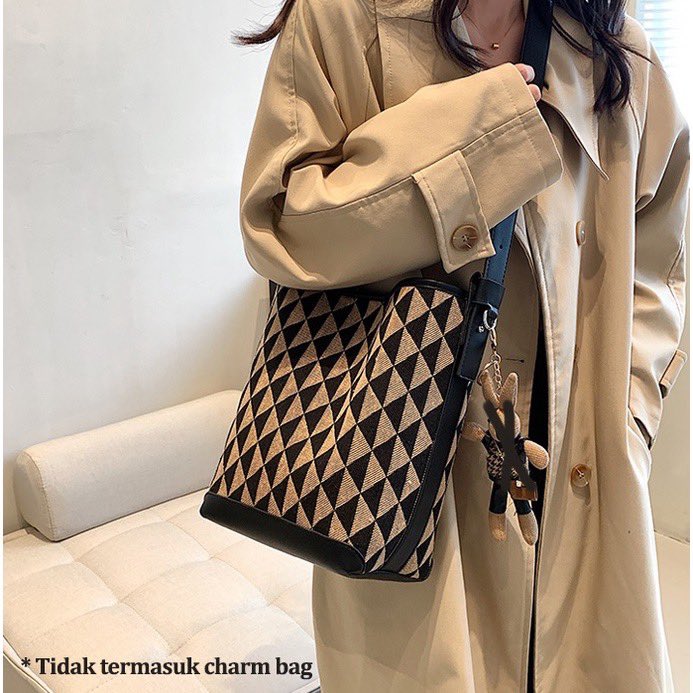 Tas monocrom very good quality
shope.ee/5UuFJIzmF7