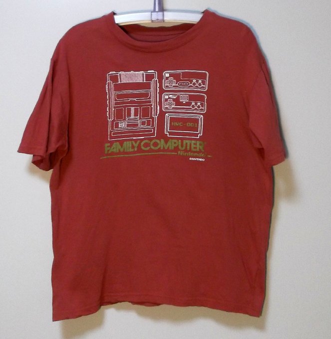 着ないで 部屋にかけてあるだけなんだけど、だいぶヨレヨレになってきたなー。20年近く前の ゲーセンの景品。 