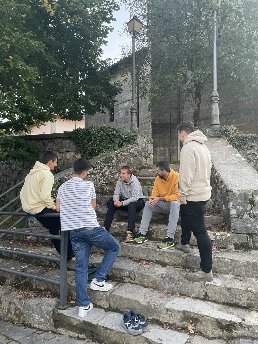 TAKE_Tolosa's tweet photo. Asteburu honetan Larraulen izan dira klubeko entrenatzaileak formakuntza asteburua egiten! 🙌🏽📚📈

Hona hemen zenbait argazki 📸

Lanean jarraitzen dugu etengabeko formakuntzan! Aupa neska-mutilak! 

1,2,3... TAKE! 💙 https://t.co/7JOyg2AO9c