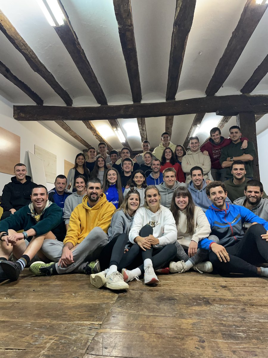 TAKE_Tolosa's tweet photo. Asteburu honetan Larraulen izan dira klubeko entrenatzaileak formakuntza asteburua egiten! 🙌🏽📚📈

Hona hemen zenbait argazki 📸

Lanean jarraitzen dugu etengabeko formakuntzan! Aupa neska-mutilak! 

1,2,3... TAKE! 💙 https://t.co/7JOyg2AO9c
