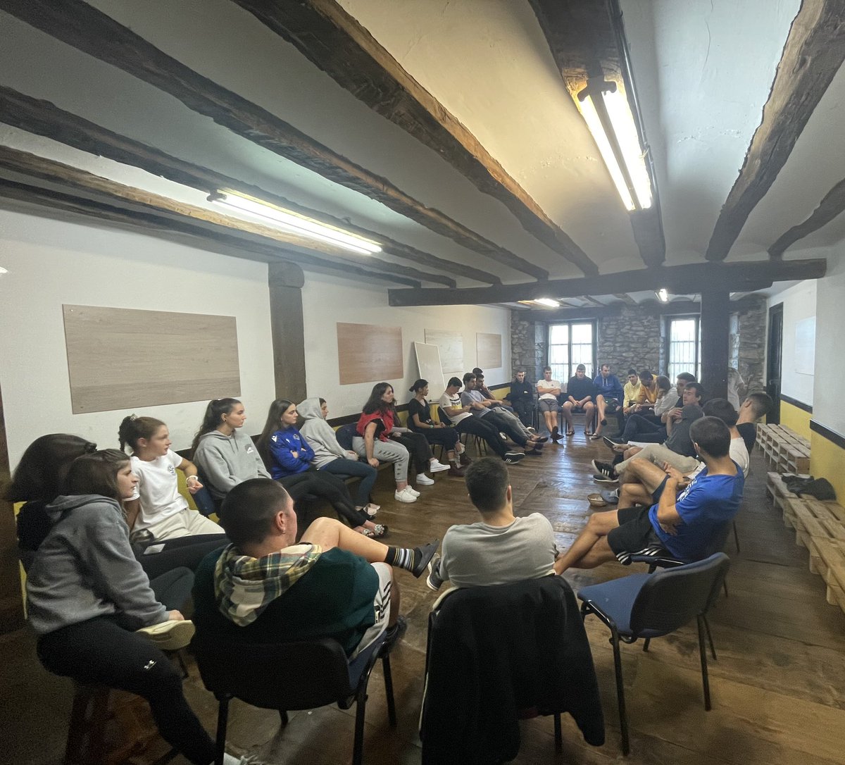 TAKE_Tolosa's tweet photo. Asteburu honetan Larraulen izan dira klubeko entrenatzaileak formakuntza asteburua egiten! 🙌🏽📚📈

Hona hemen zenbait argazki 📸

Lanean jarraitzen dugu etengabeko formakuntzan! Aupa neska-mutilak! 

1,2,3... TAKE! 💙 https://t.co/7JOyg2AO9c