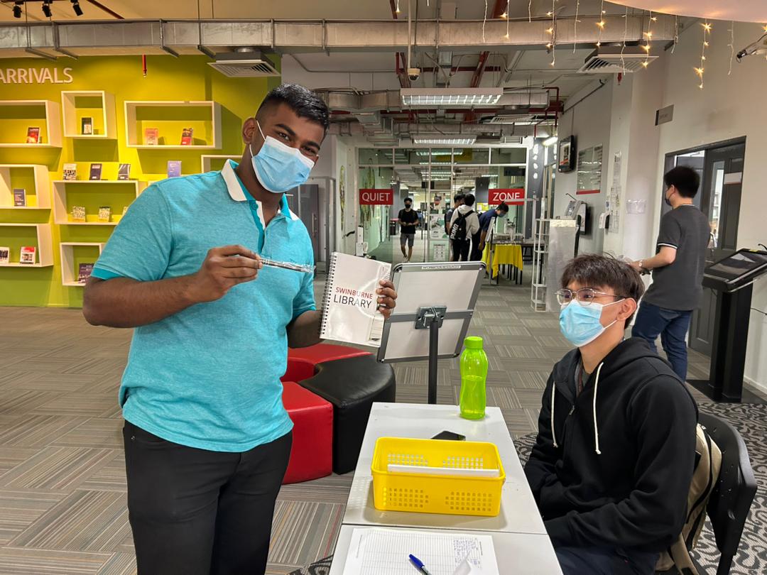 swinsarawaklib's tweet photo. Here are some of the photos taken on Day 1 of our Library Week ‘Discover your library’.
Come and join the crowd to discover more!
#libraryweek2022 #DiscoverYourLibrary
#swinburnesarawaklibrary #swinburnesarawaklibraryapp
#libraryapp #onlineresources #swinburnesarawak https://t.co/m7BOCgb8yq