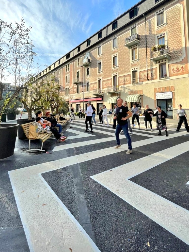Take a space invaded by cars, change the perspective, give it back to people, then let them organize a dance course, transforming it into a place. 

Pratocentenaro is the 39th plaza opened to people since 2018 in Milan's neighbourhoods.

#piazzeaperte #placemaking #asphaltart