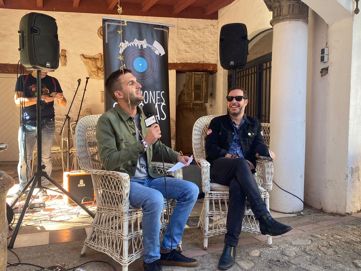 Imágenes de la espectacular presentación de 'Todo que importa sucede en las canciones' en Cascante el sábado. Primera parada de gira. Organizada por <a href="/RadioCierzo/">Radio Cierzo - Estaciones Sonoras - Cascante</a> en la impresionante Casa Jardín abierta para el evento. Gracias <a href="/aguelbenzu/">Amaya Guelbenzu</a>. Se vendieron todos los libros. Día único.