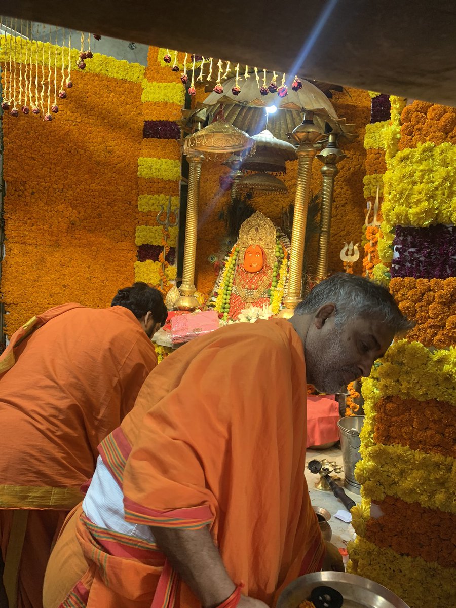 chouhan9999's tweet photo. नवरात्रि के पावन पर्व में डोंगरगढ़, राजनांदगांव के पहाड़ों पर स्थित 'माँ बम्लेश्वरी' व 'छोटी बम्लेश्वरी देवी' के दर्शन का सौभाग्य प्राप्त हुआ।
जय माता दी https://t.co/vWb8bN1vAf