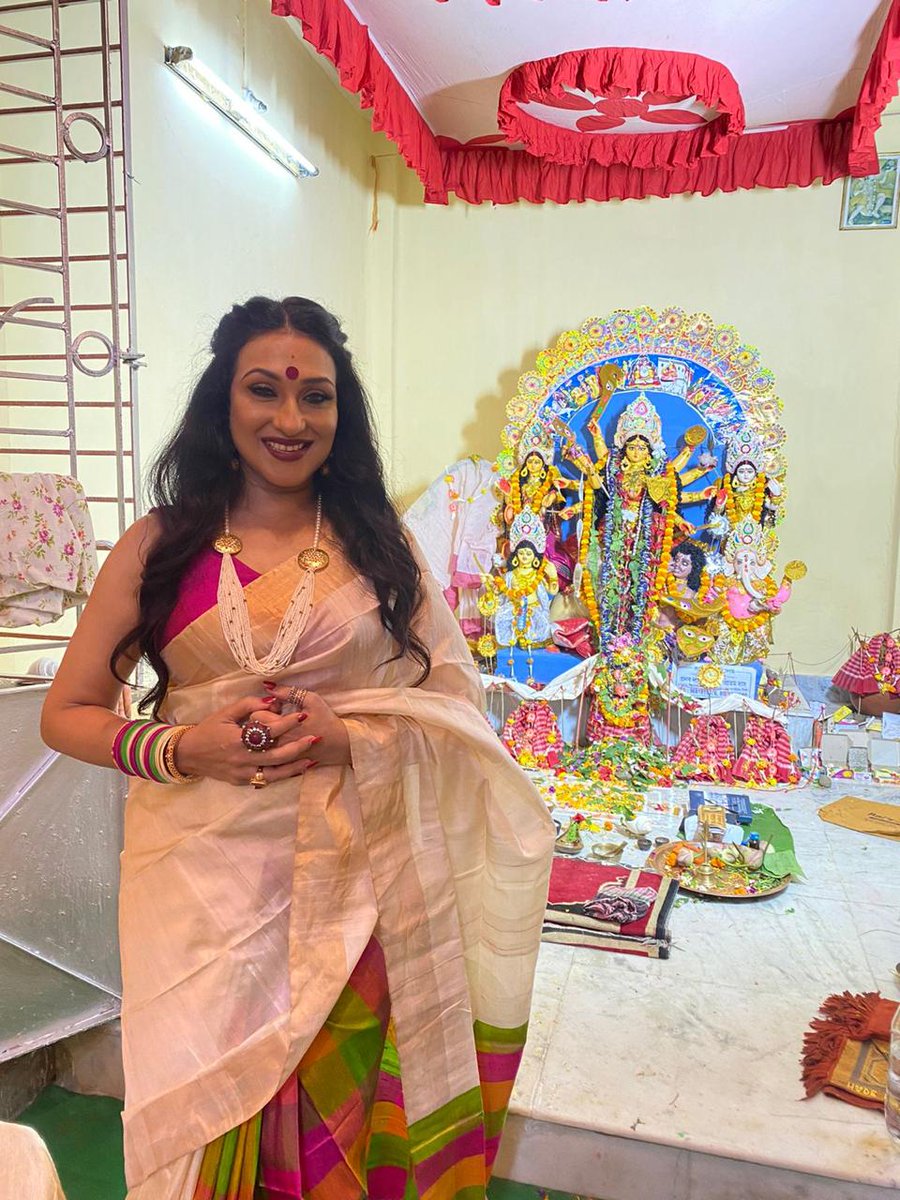 OptimistNewz's tweet photo. Actress @RituparnaSpeaks, who will be essaying the lead role in Ranjan Ghosh's hard-hitting Bengali film Mahishasur Marddini, was seen enjoying #Durgapuja2022 in Kolkata with her mom &amp; mother-in-law at her associate Sharmistha's house. #KolkataDurgaPuja https://t.co/faCfxQcI1v