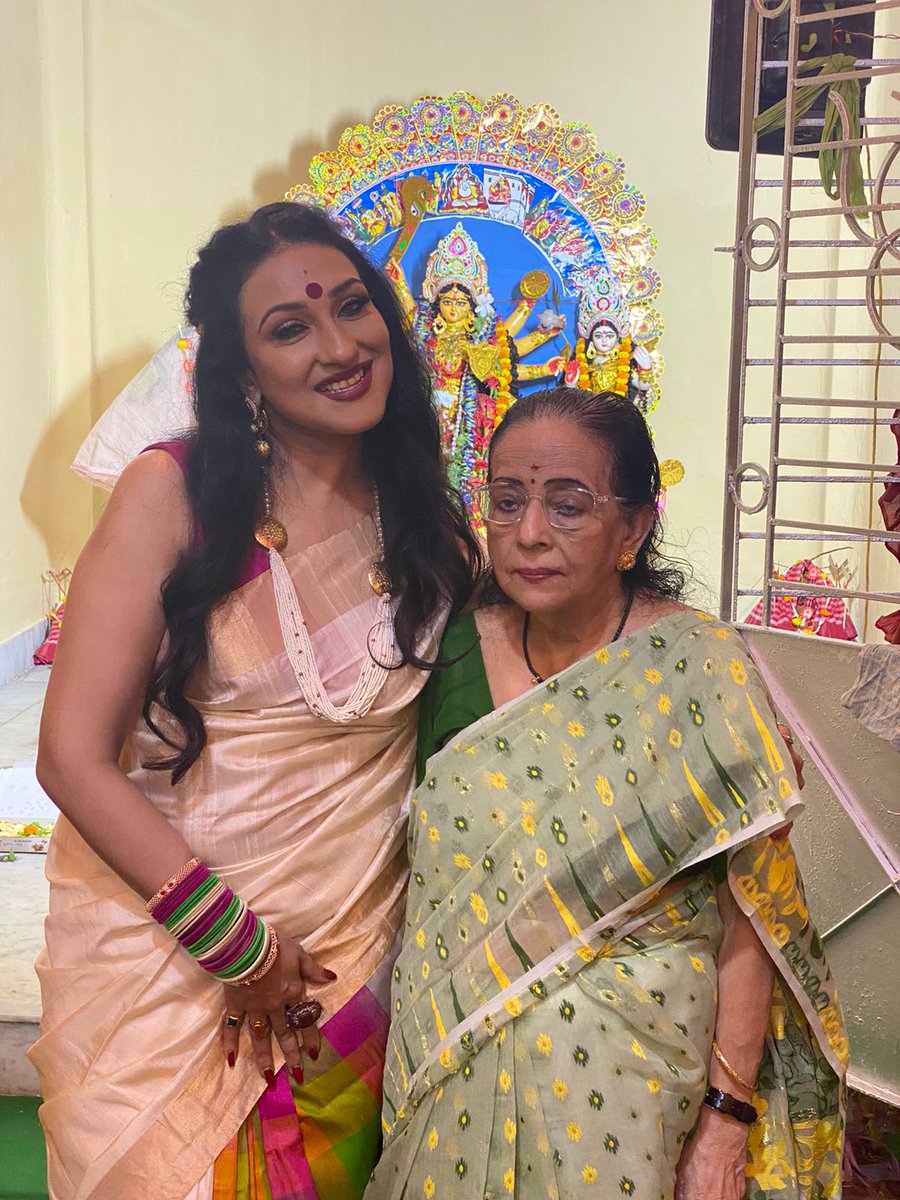 OptimistNewz's tweet photo. Actress @RituparnaSpeaks, who will be essaying the lead role in Ranjan Ghosh's hard-hitting Bengali film Mahishasur Marddini, was seen enjoying #Durgapuja2022 in Kolkata with her mom &amp; mother-in-law at her associate Sharmistha's house. #KolkataDurgaPuja https://t.co/faCfxQcI1v