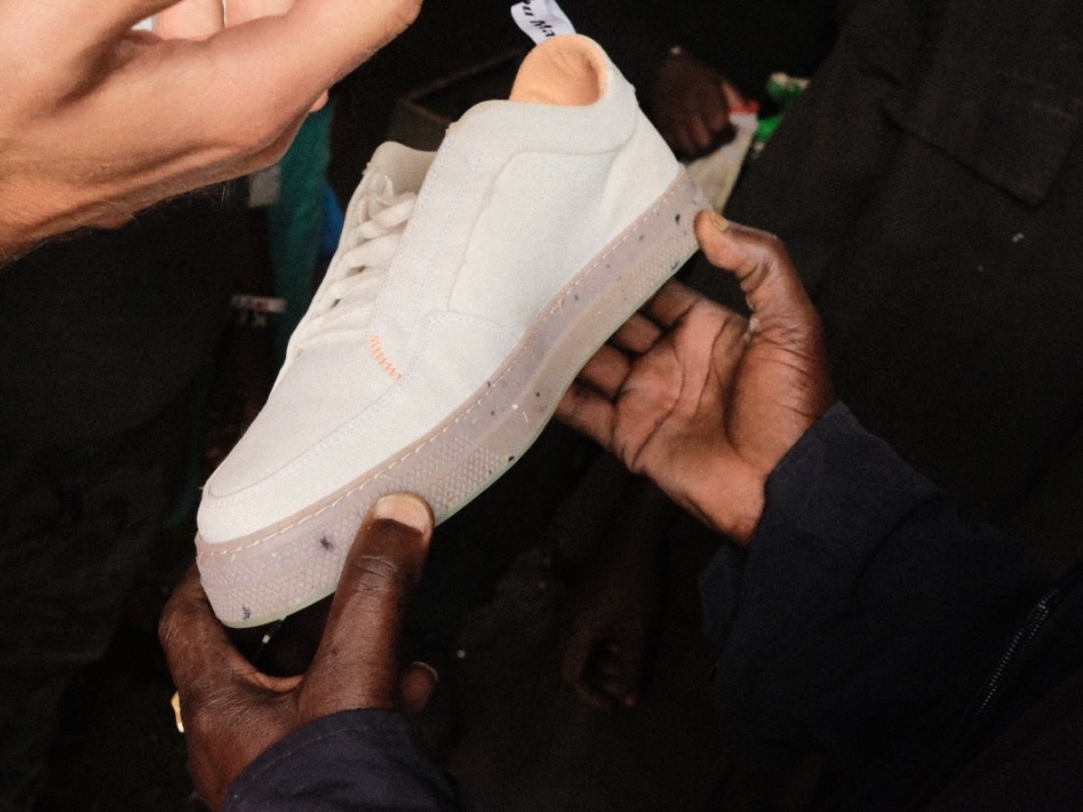 Alles an diesem Projekt ist crazy: Erst haben wir mit Promi-Sneaker per GPS um die 🌍 verfolgt, bis auf Müllkippen in 🇰🇪 Jetzt wird aus kenianischem Sneaker-Müll ein Sneaker aus Müll 👟 Vom investigativen zum konstruktiven Journalismus zum Prototyp zum Crowdfunding. Ein Thread: