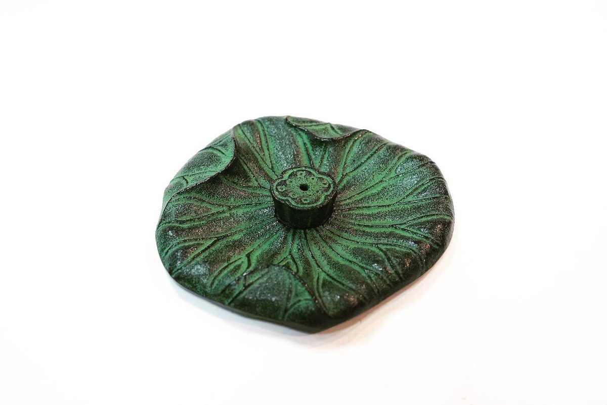 oitomi_global's tweet photo. After 30 years, a lotus leaf incense holder is back again.
#lotus #loutusleaf #incense #incenseholder #蓮花 #莲花 #loto #ดอกบัว #로터스 #لوتس
#ironware #teaware #teatime #tealover #tealove https://t.co/lBLQ6Vrpss