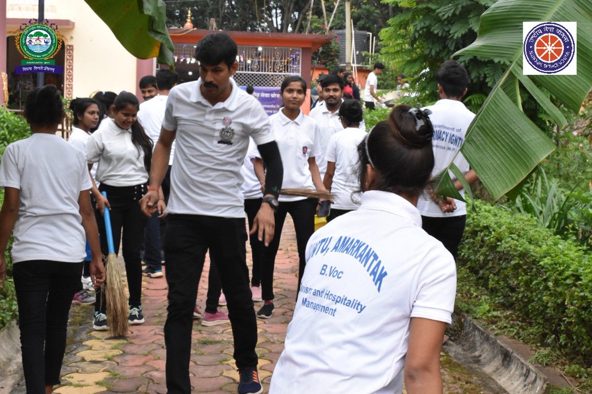 IgntuNss's tweet photo. Cleanliness drive conducted at Hanuman temple, Pondki village by volunteers under Swachha Swachha Bharat 2.0 campaign. Huge amount of garbage and singleuse plastic waste also disposed off @YASMinistry @ianuragthakur @_NSSIndia @NSSRDBhopal @pankajsinghips @askabir_ @dkupadhyay62 https://t.co/Nnap3L5yY2