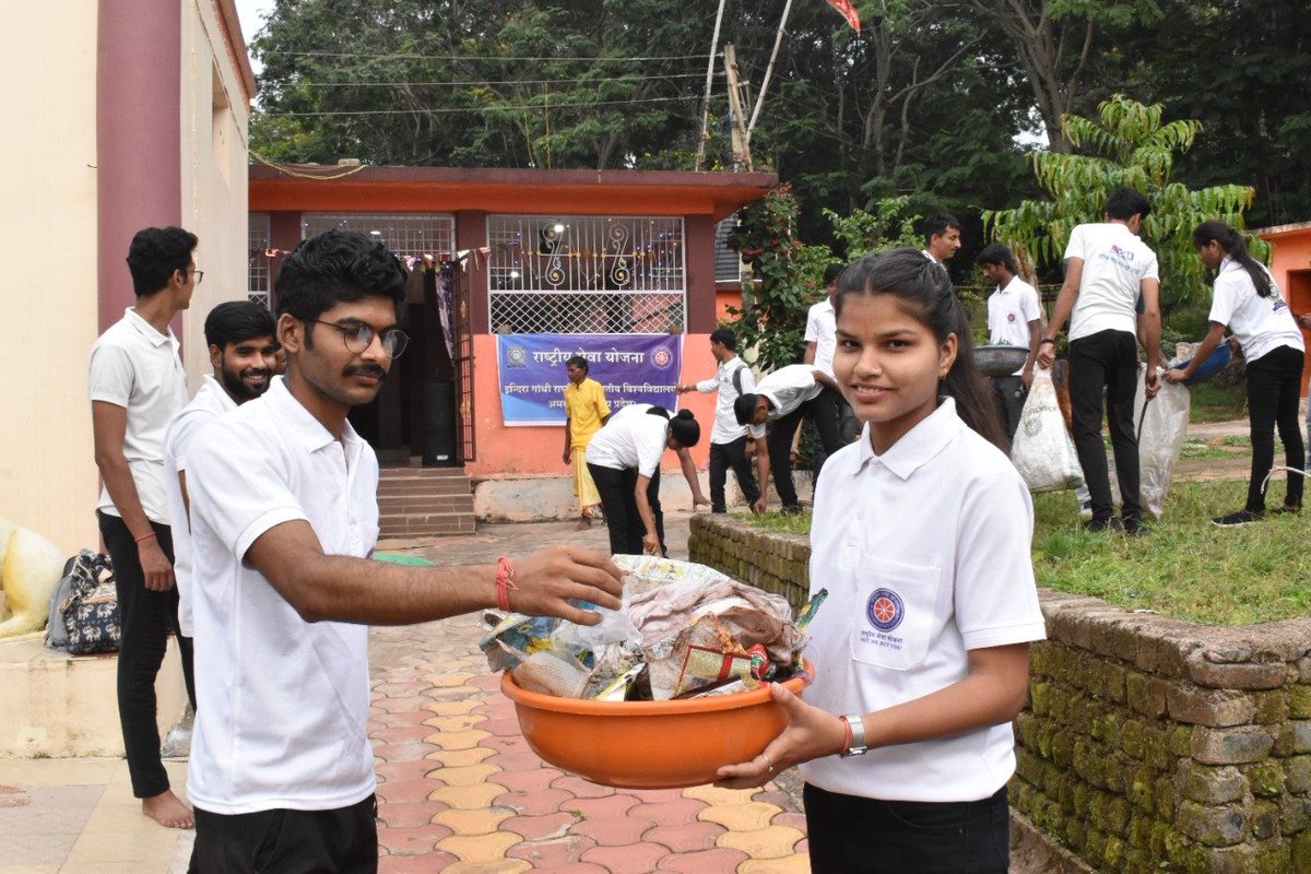 Cleanliness drive conducted at Hanuman temple, Pondki village by volunteers under Swachha Swachha Bharat 2.0 campaign. Huge amount of garbage and singleuse plastic waste also disposed off @YASMinistry @ianuragthakur @_NSSIndia @NSSRDBhopal @pankajsinghips @askabir_ @dkupadhyay62