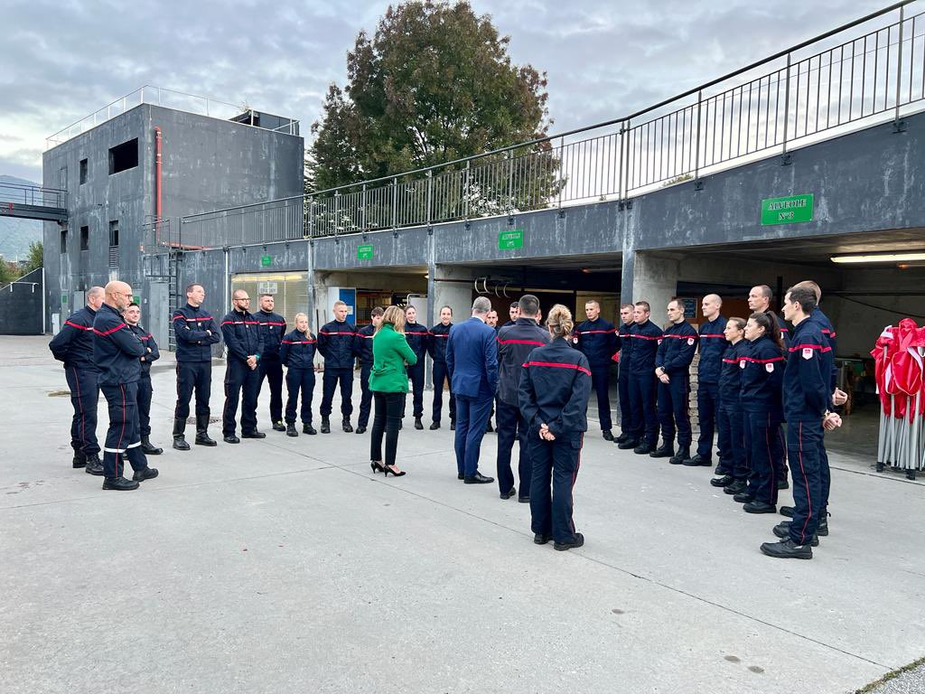 SDIS_74's tweet photo. @MartialSaddier président du CASDIS et @Valrie74 vice-présidente, accompagnés par le Col Nicolas Marillet #DDSIS, ont rencontré les 20 stagiaires et 5 encadrants de la #formation initiale de sapeurs-#pompiers professionnels #FISPP qui se déroule actuellement au #SDIS74 #GFOR https://t.co/PiXaY36XwD