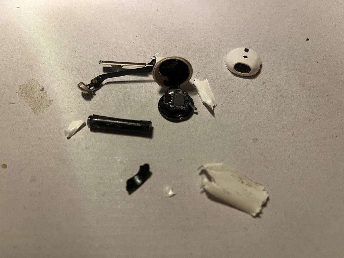 ondrabenes's tweet photo. Pořád si myslím, že AirPods jsou to nejlepší co Apple v poslední době představil, jen mě celkem štve jak to člověk po pár letech může hodit do koše jen kvůli baterce. Vyměnit si jí svépomocí mě nevyšlo a v servise to stojí pomalu stejně jako koupit nové. https://t.co/l3DqRMnJ7e