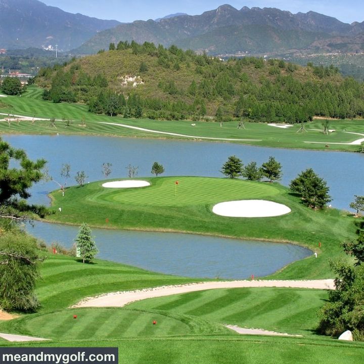 Meandmygolf's tweet photo. Talk us through your thought process for this tee shot... 😅 https://t.co/igsQ1LVuXE