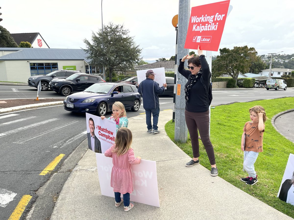 MattCampbellNZ's tweet photo. What an awesome turnout! Thanks for all the toots and waves! #kaipatiki #workingforkaipatiki #voteauckland #upthevote https://t.co/oX7lMyD3z9