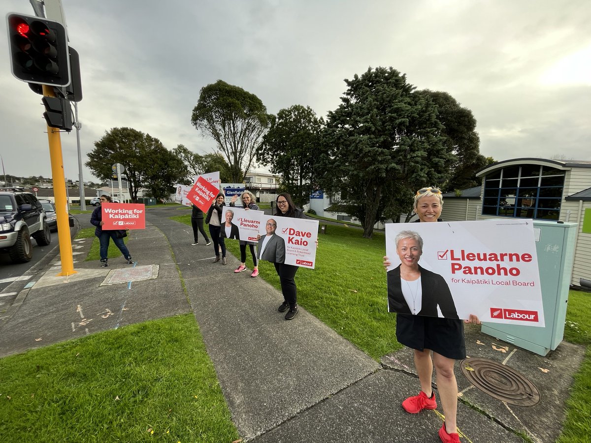 MattCampbellNZ's tweet photo. What an awesome turnout! Thanks for all the toots and waves! #kaipatiki #workingforkaipatiki #voteauckland #upthevote https://t.co/oX7lMyD3z9