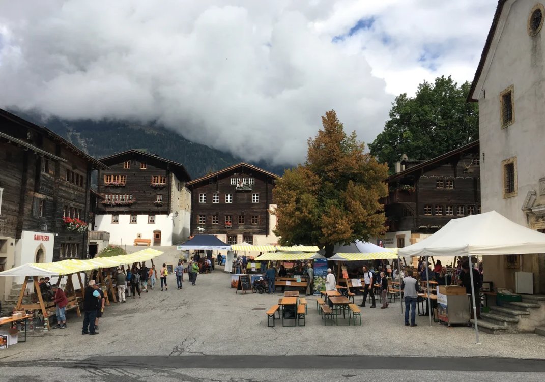 STMediaCH's tweet photo. Zum Entdecken! Der grosse Herbstmarkt in #Ernen, einem der schönsten Schweizer Dörfer!
Der Dorfplatz verwandelt sich in einen bunten Marktplatz!
Produkte aus dem Landschaftspark Binntal werden angeboten!
8.10.22.
@valaiswallis #SchweizerPärke
https://t.co/zB5TTJC5Hj https://t.co/07DCTDiYii