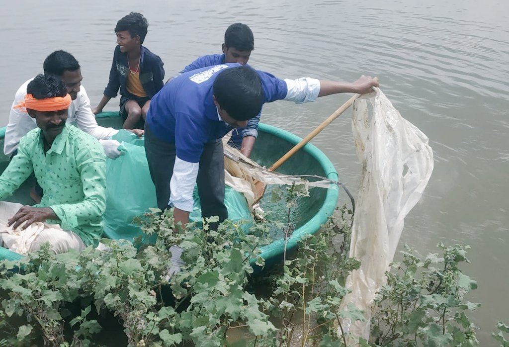 _NSSIndia's tweet photo. Government First Grade College Baramasagar, NSS volunteers cleaning old Pond under Swachhata Abhiyaan. #CleanIndia2.0 @ianuragthakur @Anurag_Office @NisithPramanik @NisithOffice @YASMinistry @pankajsinghips @pibyas @PIB_India @swachhbharat @PMOIndia @nssrdbangalore https://t.co/QbIdQoXSWn
