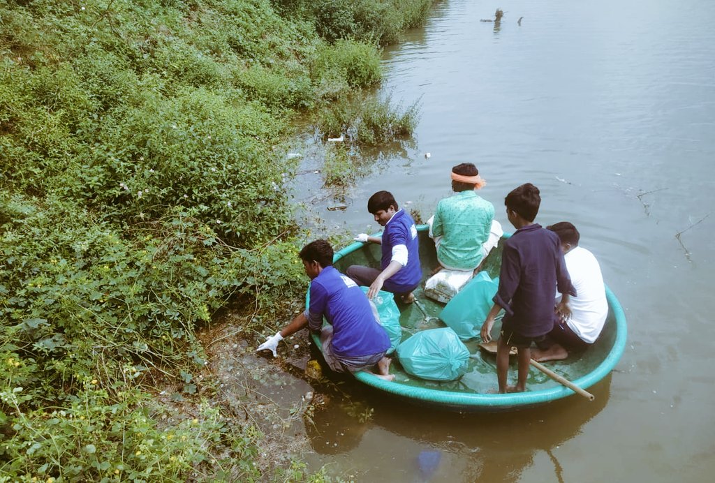_NSSIndia's tweet photo. Government First Grade College Baramasagar, NSS volunteers cleaning old Pond under Swachhata Abhiyaan. #CleanIndia2.0 @ianuragthakur @Anurag_Office @NisithPramanik @NisithOffice @YASMinistry @pankajsinghips @pibyas @PIB_India @swachhbharat @PMOIndia @nssrdbangalore https://t.co/QbIdQoXSWn