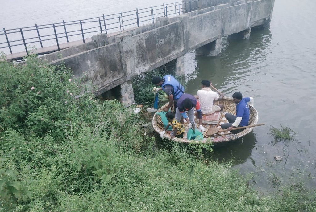 _NSSIndia's tweet photo. Government First Grade College Baramasagar, NSS volunteers cleaning old Pond under Swachhata Abhiyaan. #CleanIndia2.0 @ianuragthakur @Anurag_Office @NisithPramanik @NisithOffice @YASMinistry @pankajsinghips @pibyas @PIB_India @swachhbharat @PMOIndia @nssrdbangalore https://t.co/QbIdQoXSWn