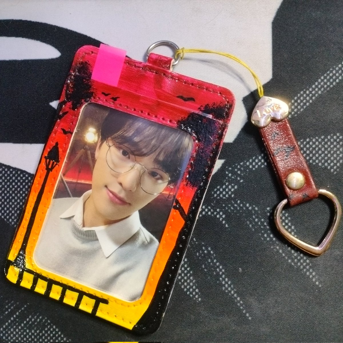 laucartz_'s tweet photo. . . . . . ╰──╮#lausgotmails

ang pinakahinihintay q pc kaya di pa me nagpopost ng feedback huehue, buti nalang nakauwi na.

thank u for this very pretty customized pc holder !! bagay na bagay siya sa dino poltm ko huhu

tysm &amp; ily ate @kyoongified !!♡

#thankyoongified https://t.co/qWMgwgKO9G