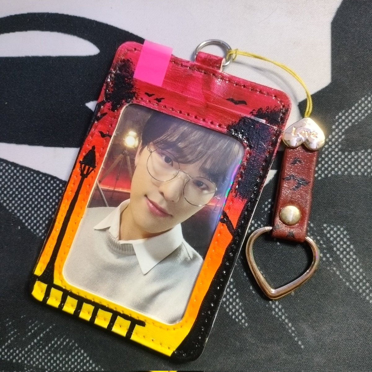laucartz_'s tweet photo. . . . . . ╰──╮#lausgotmails

ang pinakahinihintay q pc kaya di pa me nagpopost ng feedback huehue, buti nalang nakauwi na.

thank u for this very pretty customized pc holder !! bagay na bagay siya sa dino poltm ko huhu

tysm &amp; ily ate @kyoongified !!♡

#thankyoongified https://t.co/qWMgwgKO9G
