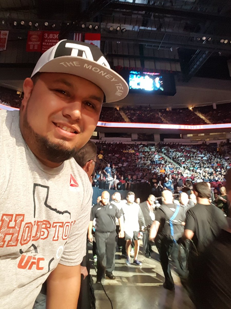 EdsonBaeza's tweet photo. 7 years ago today, I was witness to Islam Makhachev's lone loss in the #UFC at #UFC192. Safe to say he's rebounded nicely. What will the outcome be when he faces @CharlesDoBronxs at #UFC280 in less than 3 weeks? https://t.co/2umTMPZYRt